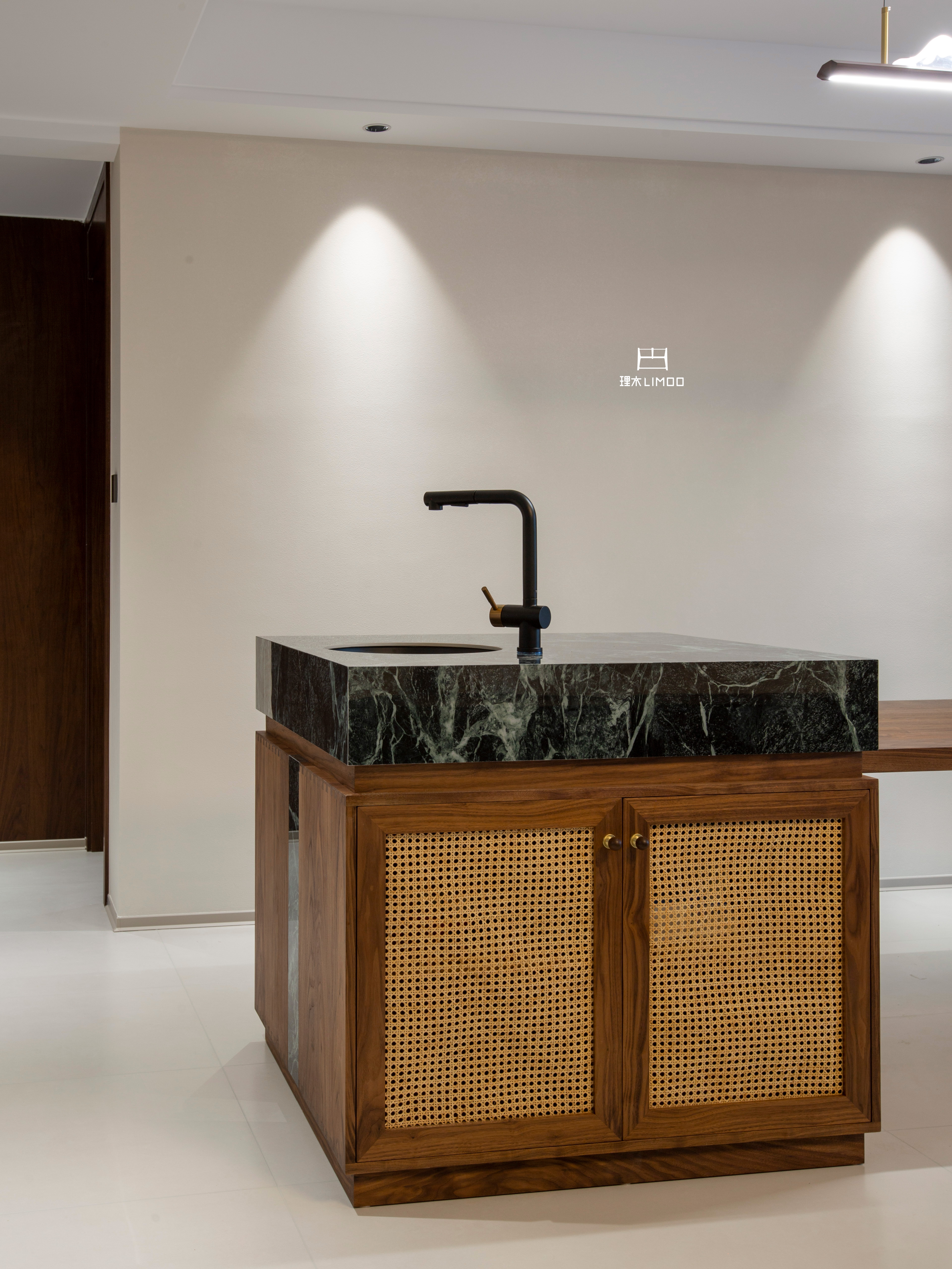 黑胡桃中岛餐桌